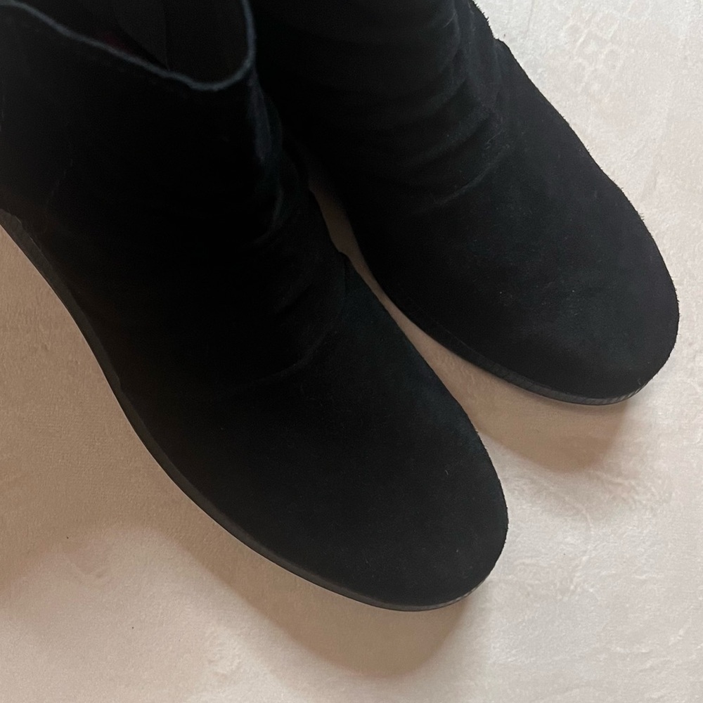Munro Black Suede Ankle Booties
